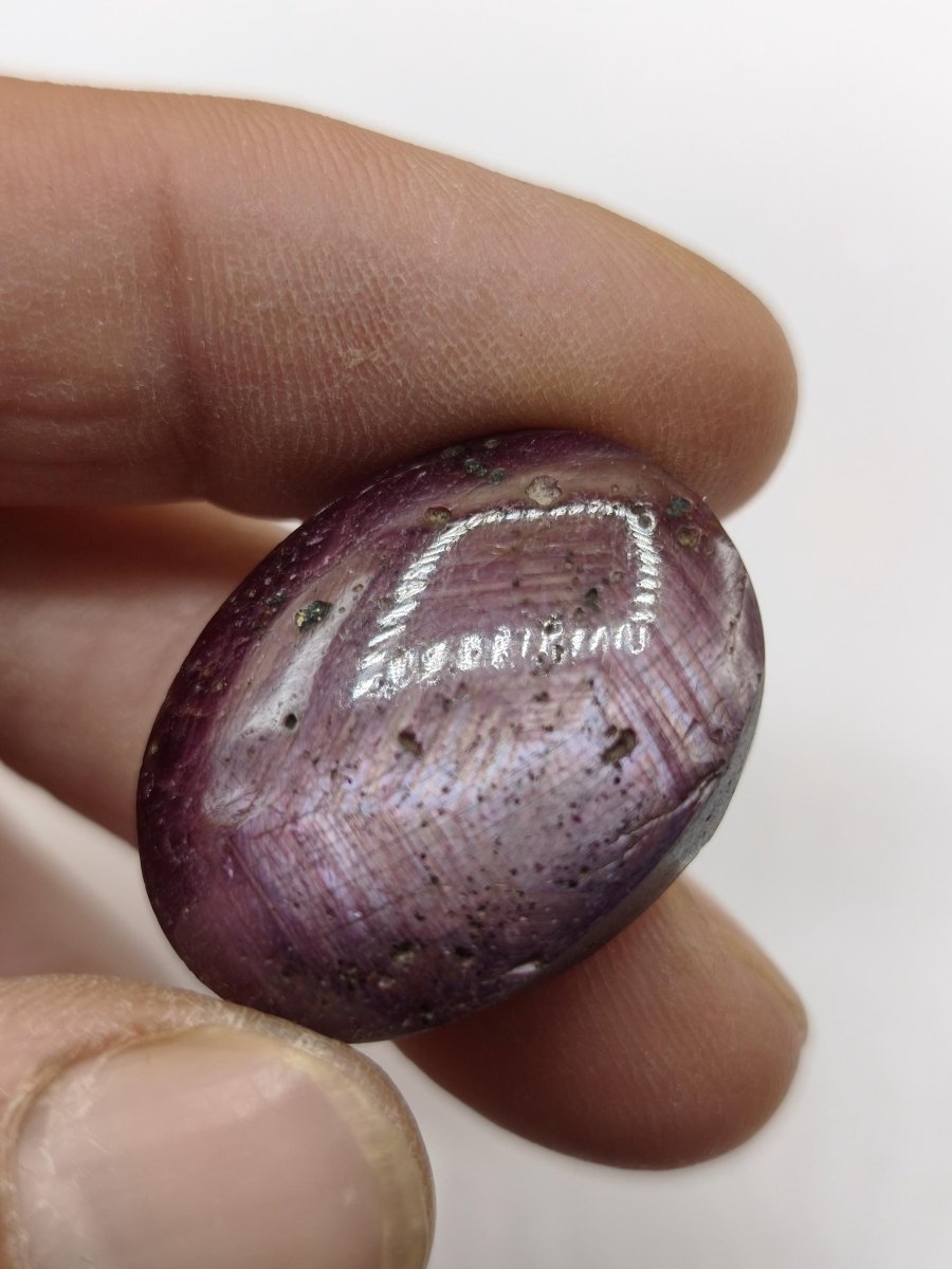 Rubin Cabochon Tansania 78ct | Violettroter Edelstein mit seidigem Schimmer Unikat Cabochon dick, Handschmeichler Natürlicher rosa Kristall - Art of Nature Berlin