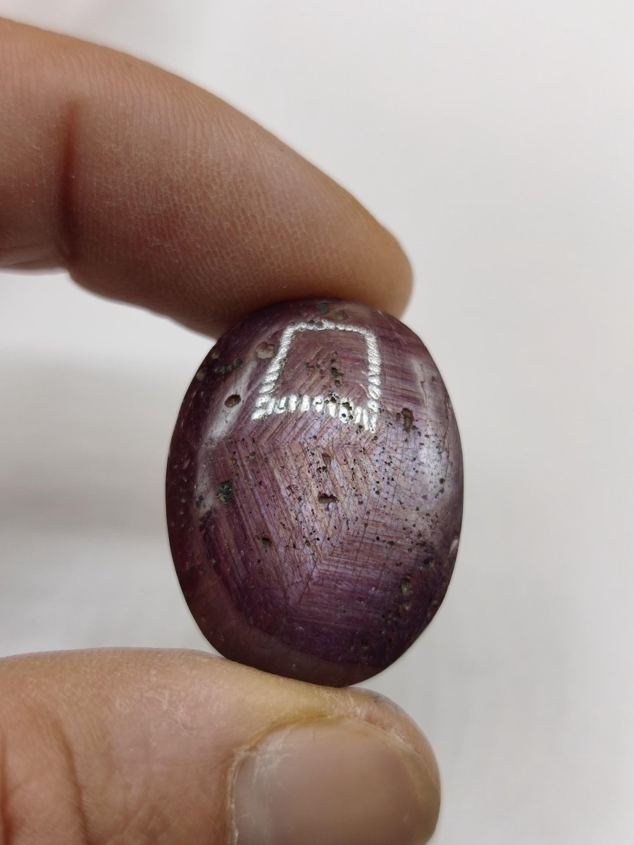 Rubin Cabochon Tansania 78ct | Violettroter Edelstein mit seidigem Schimmer Unikat Cabochon dick, Handschmeichler Natürlicher rosa Kristall - Art of Nature Berlin