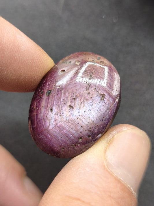 Rubin Cabochon Tansania 78ct | Violettroter Edelstein mit seidigem Schimmer Unikat Cabochon dick, Handschmeichler Natürlicher rosa Kristall - Art of Nature Berlin