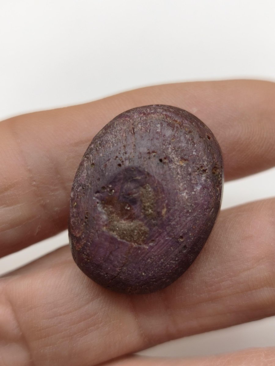 Rubin Cabochon Tansania 78ct | Violettroter Edelstein mit seidigem Schimmer Unikat Cabochon dick, Handschmeichler Natürlicher rosa Kristall - Art of Nature Berlin