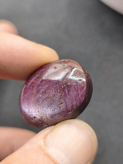 Rubin Cabochon Tansania 78ct | Violettroter Edelstein mit seidigem Schimmer Unikat Cabochon dick, Handschmeichler Natürlicher rosa Kristall - Art of Nature Berlin