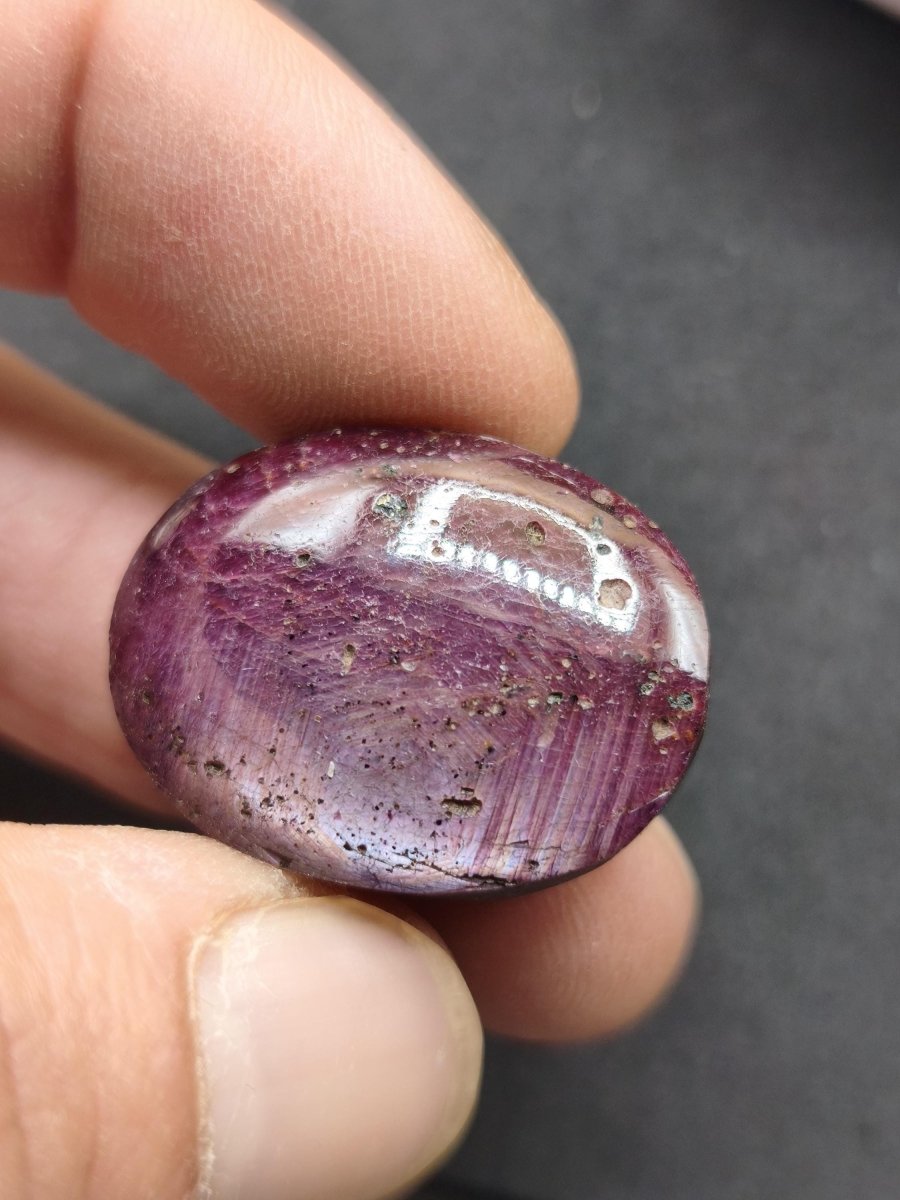 Rubin Cabochon Tansania 78ct | Violettroter Edelstein mit seidigem Schimmer Unikat Cabochon dick, Handschmeichler Natürlicher rosa Kristall - Art of Nature Berlin