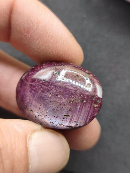 Rubin Cabochon Tansania 78ct | Violettroter Edelstein mit seidigem Schimmer Unikat Cabochon dick, Handschmeichler Natürlicher rosa Kristall - Art of Nature Berlin