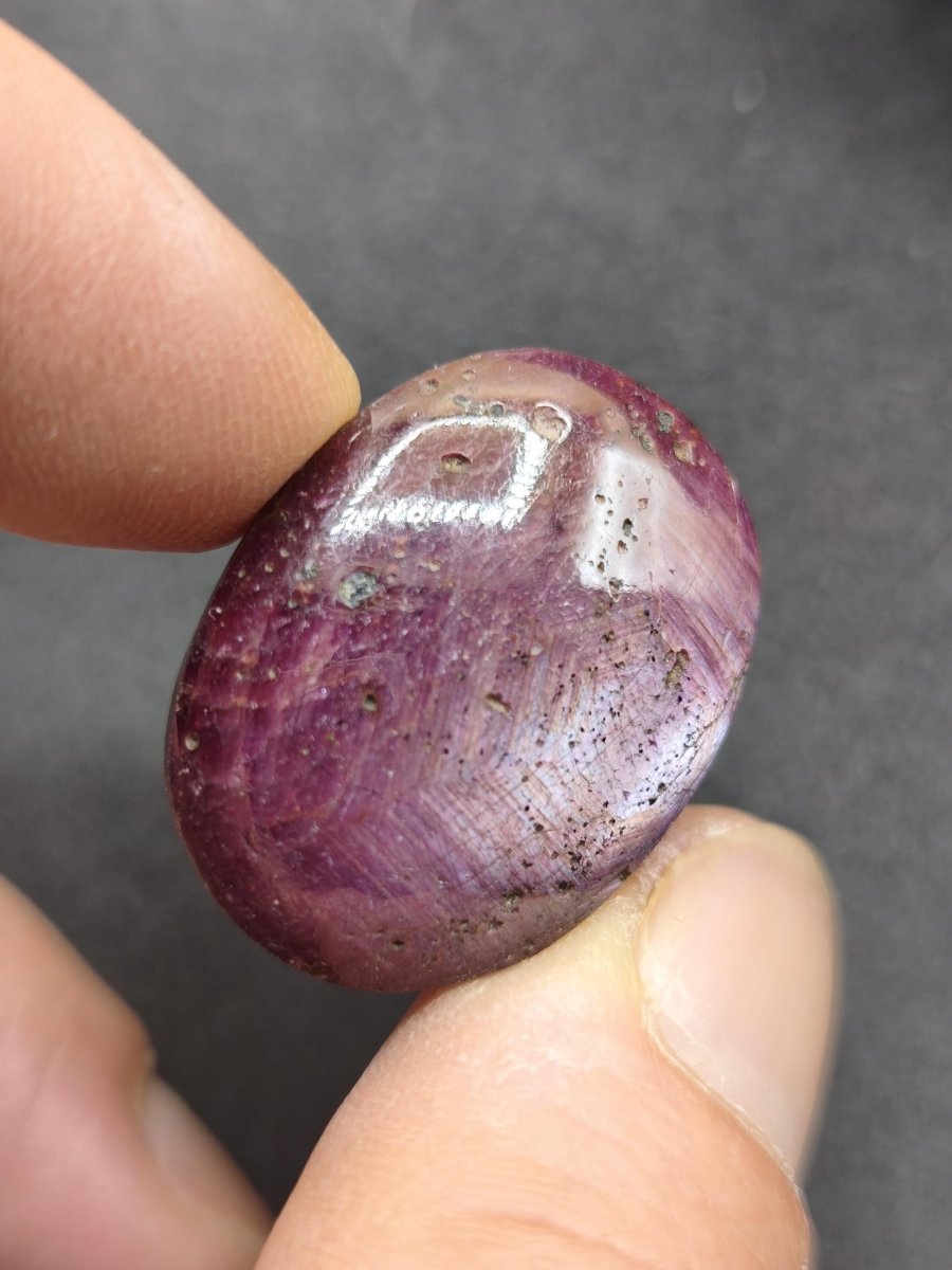 Rubin Cabochon Tansania 78ct | Violettroter Edelstein mit seidigem Schimmer Unikat Cabochon dick, Handschmeichler Natürlicher rosa Kristall - Art of Nature Berlin
