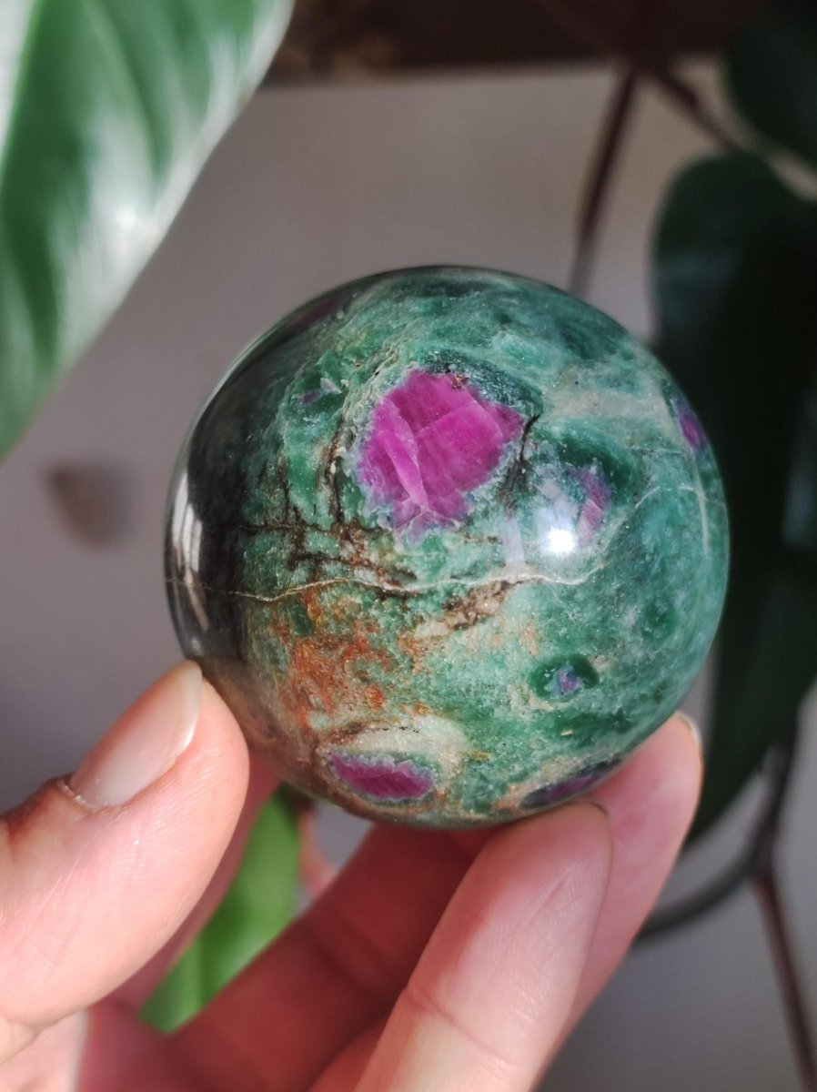 Rubin in Fuchsit - Edelstein Kugel grün rot Natur Heilstein Deko Sphere Sammler Wohn Natur Qualität Selten Rarität Geschenk Mann Frau Er Sie - Art of Nature Berlin