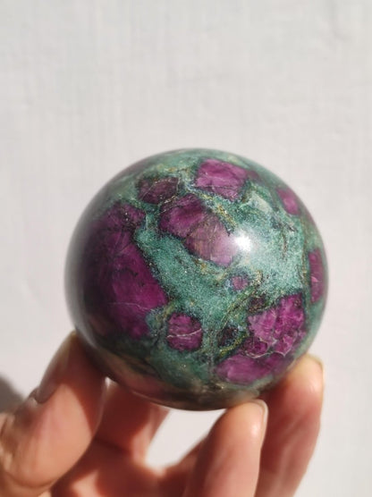 Rubin in Fuchsit - Edelstein Kugel grün rot Natur Heilstein Deko Sphere Sammler Wohn Natur Qualität Selten Rarität Geschenk Mann Frau Er Sie - Art of Nature Berlin