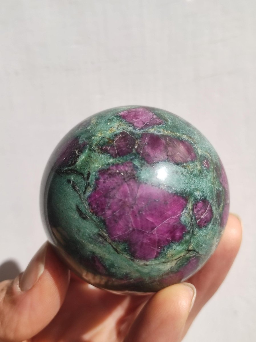 Rubin in Fuchsit - Edelstein Kugel grün rot Natur Heilstein Deko Sphere Sammler Wohn Natur Qualität Selten Rarität Geschenk Mann Frau Er Sie - Art of Nature Berlin