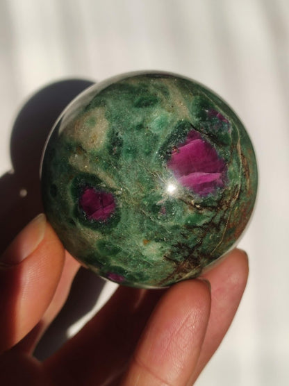Rubin in Fuchsit - Edelstein Kugel grün rot Natur Heilstein Deko Sphere Sammler Wohn Natur Qualität Selten Rarität Geschenk Mann Frau Er Sie - Art of Nature Berlin