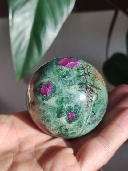 Rubin in Fuchsit - Edelstein Kugel grün rot Natur Heilstein Deko Sphere Sammler Wohn Natur Qualität Selten Rarität Geschenk Mann Frau Er Sie - Art of Nature Berlin