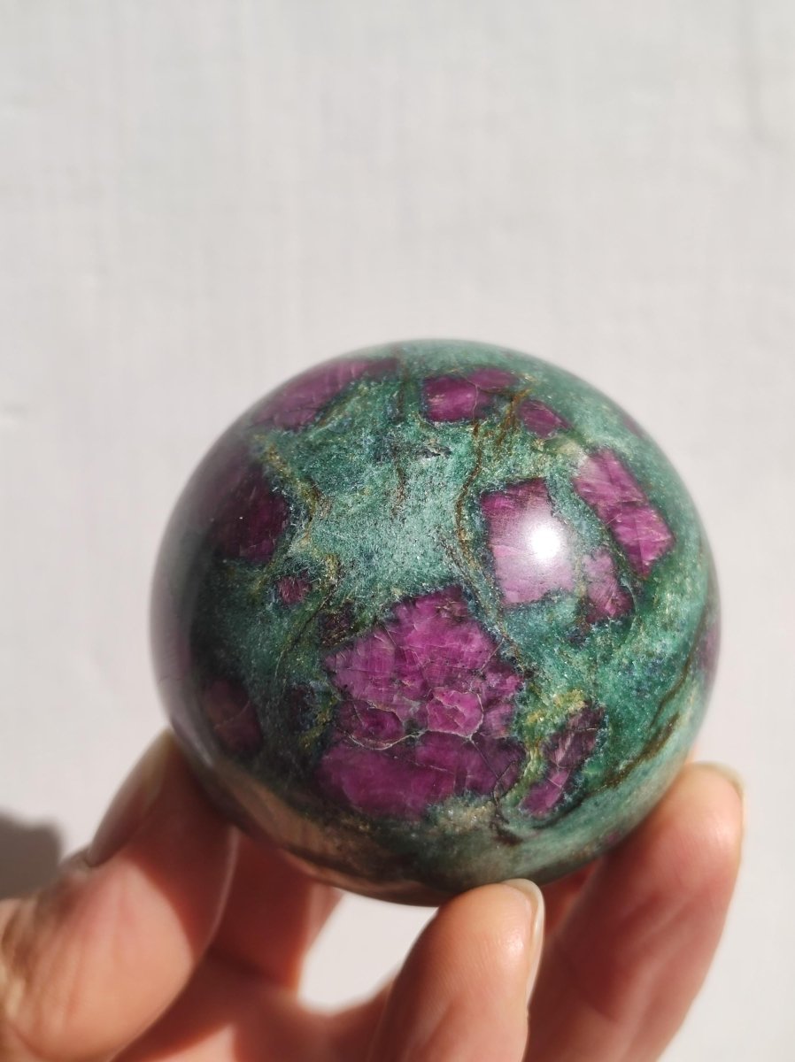 Rubin in Fuchsit - Edelstein Kugel grün rot Natur Heilstein Deko Sphere Sammler Wohn Natur Qualität Selten Rarität Geschenk Mann Frau Er Sie - Art of Nature Berlin