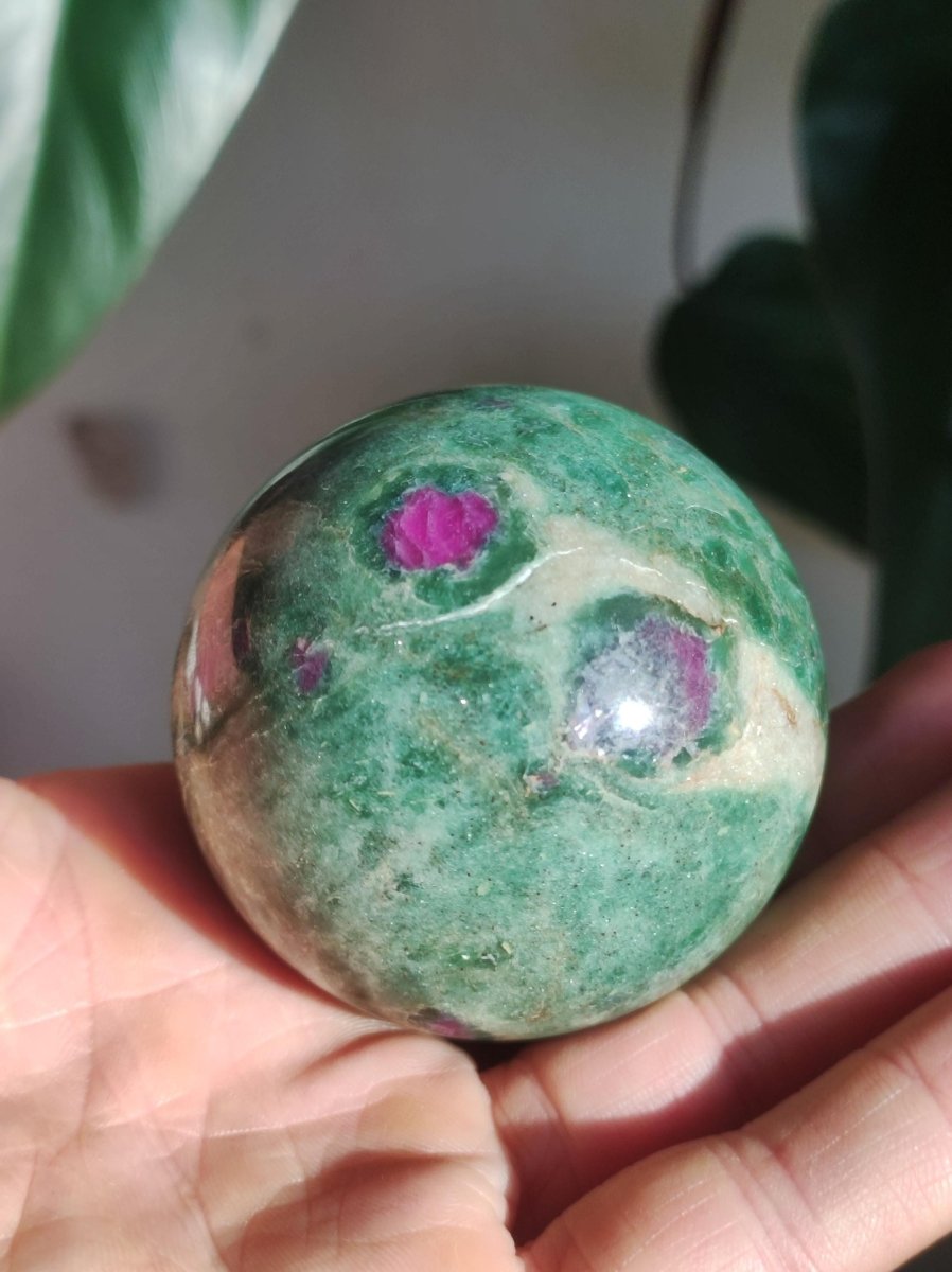 Rubin in Fuchsit - Edelstein Kugel grün rot Natur Heilstein Deko Sphere Sammler Wohn Natur Qualität Selten Rarität Geschenk Mann Frau Er Sie - Art of Nature Berlin