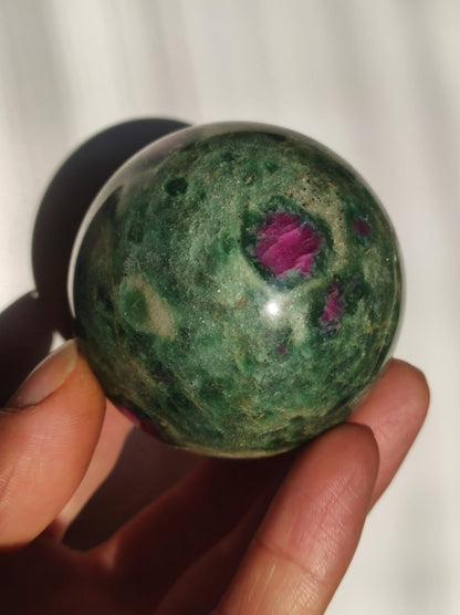 Rubin in Fuchsit - Edelstein Kugel grün rot Natur Heilstein Deko Sphere Sammler Wohn Natur Qualität Selten Rarität Geschenk Mann Frau Er Sie - Art of Nature Berlin