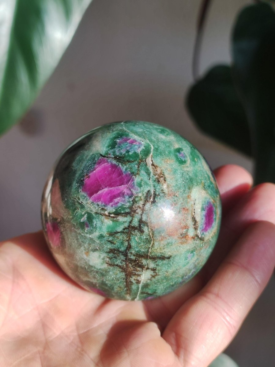 Rubin in Fuchsit - Edelstein Kugel grün rot Natur Heilstein Deko Sphere Sammler Wohn Natur Qualität Selten Rarität Geschenk Mann Frau Er Sie - Art of Nature Berlin
