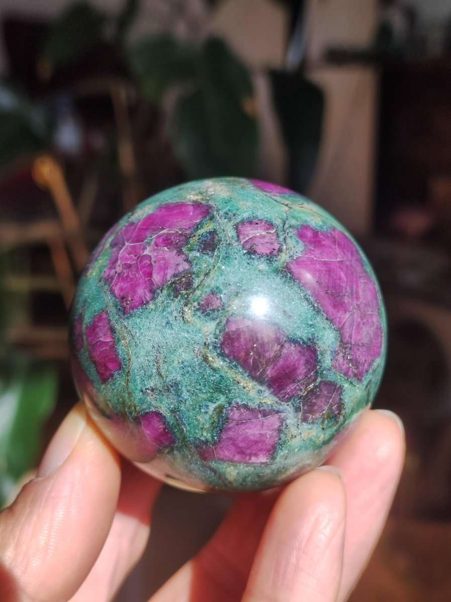 Rubin in Fuchsit - Edelstein Kugel grün rot Natur Heilstein Deko Sphere Sammler Wohn Natur Qualität Selten Rarität Geschenk Mann Frau Er Sie - Art of Nature Berlin