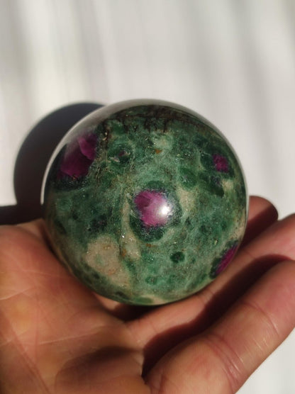 Rubin in Fuchsit - Edelstein Kugel grün rot Natur Heilstein Deko Sphere Sammler Wohn Natur Qualität Selten Rarität Geschenk Mann Frau Er Sie - Art of Nature Berlin