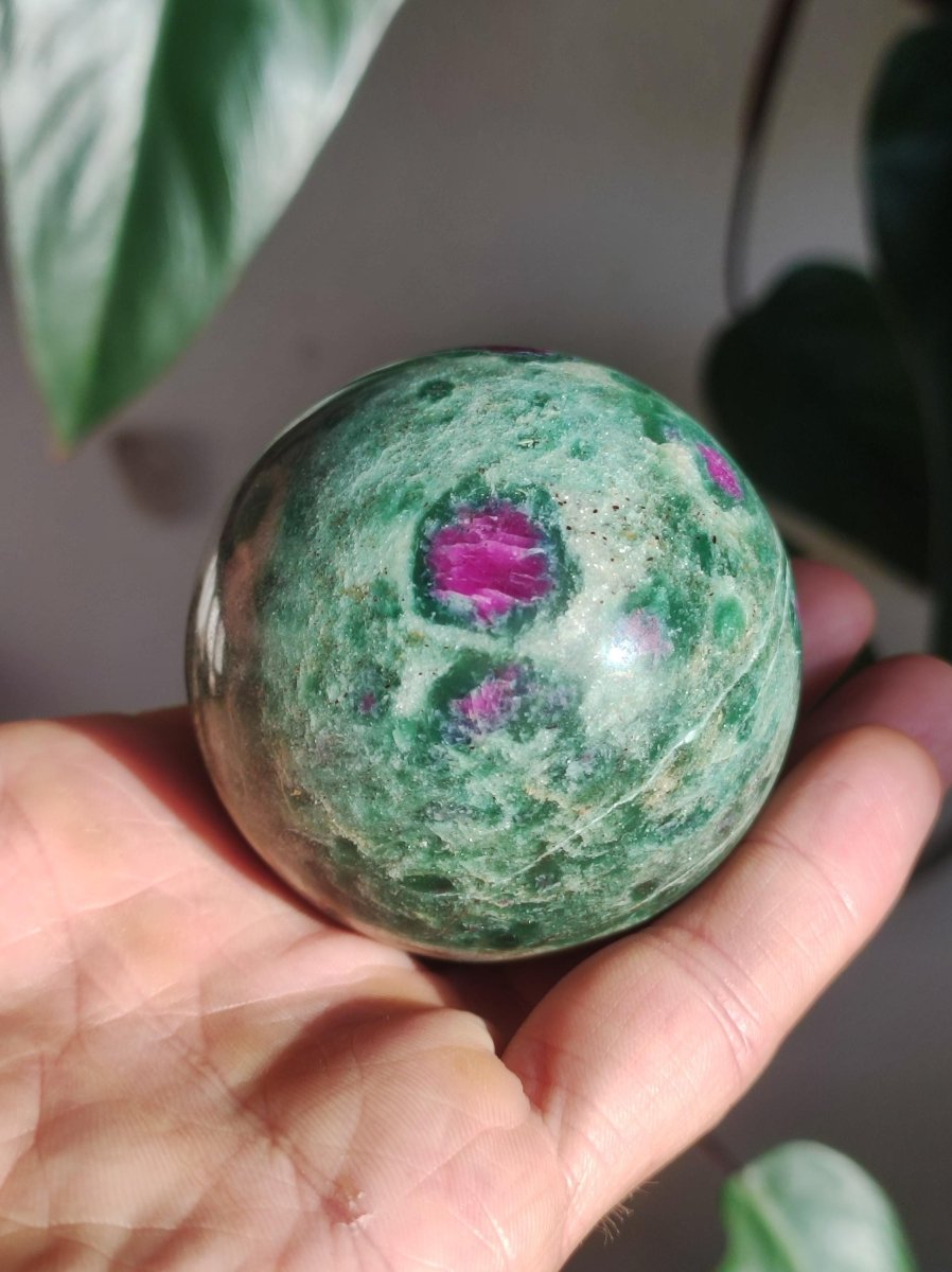 Rubin in Fuchsit - Edelstein Kugel grün rot Natur Heilstein Deko Sphere Sammler Wohn Natur Qualität Selten Rarität Geschenk Mann Frau Er Sie - Art of Nature Berlin