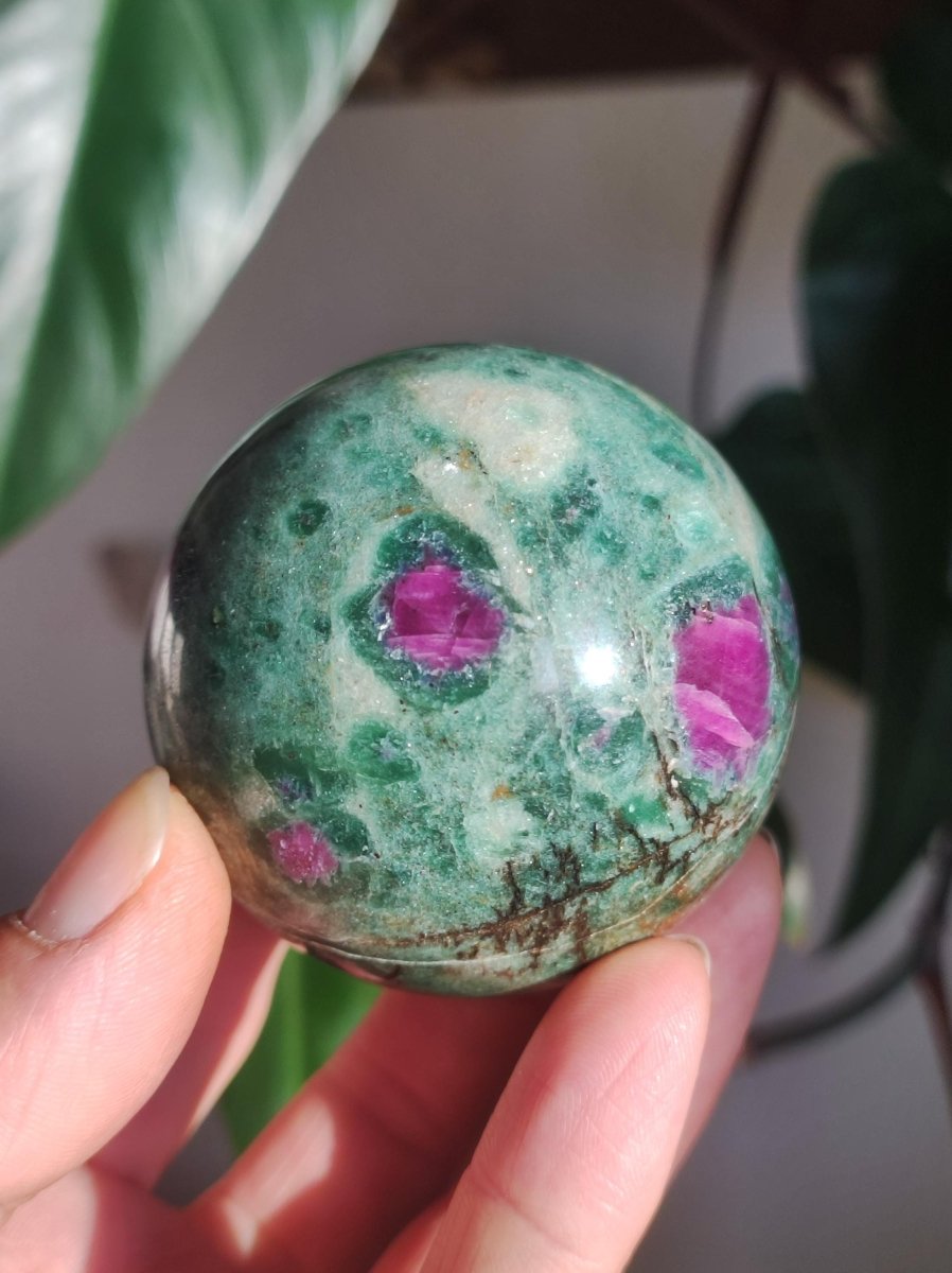 Rubin in Fuchsit - Edelstein Kugel grün rot Natur Heilstein Deko Sphere Sammler Wohn Natur Qualität Selten Rarität Geschenk Mann Frau Er Sie - Art of Nature Berlin