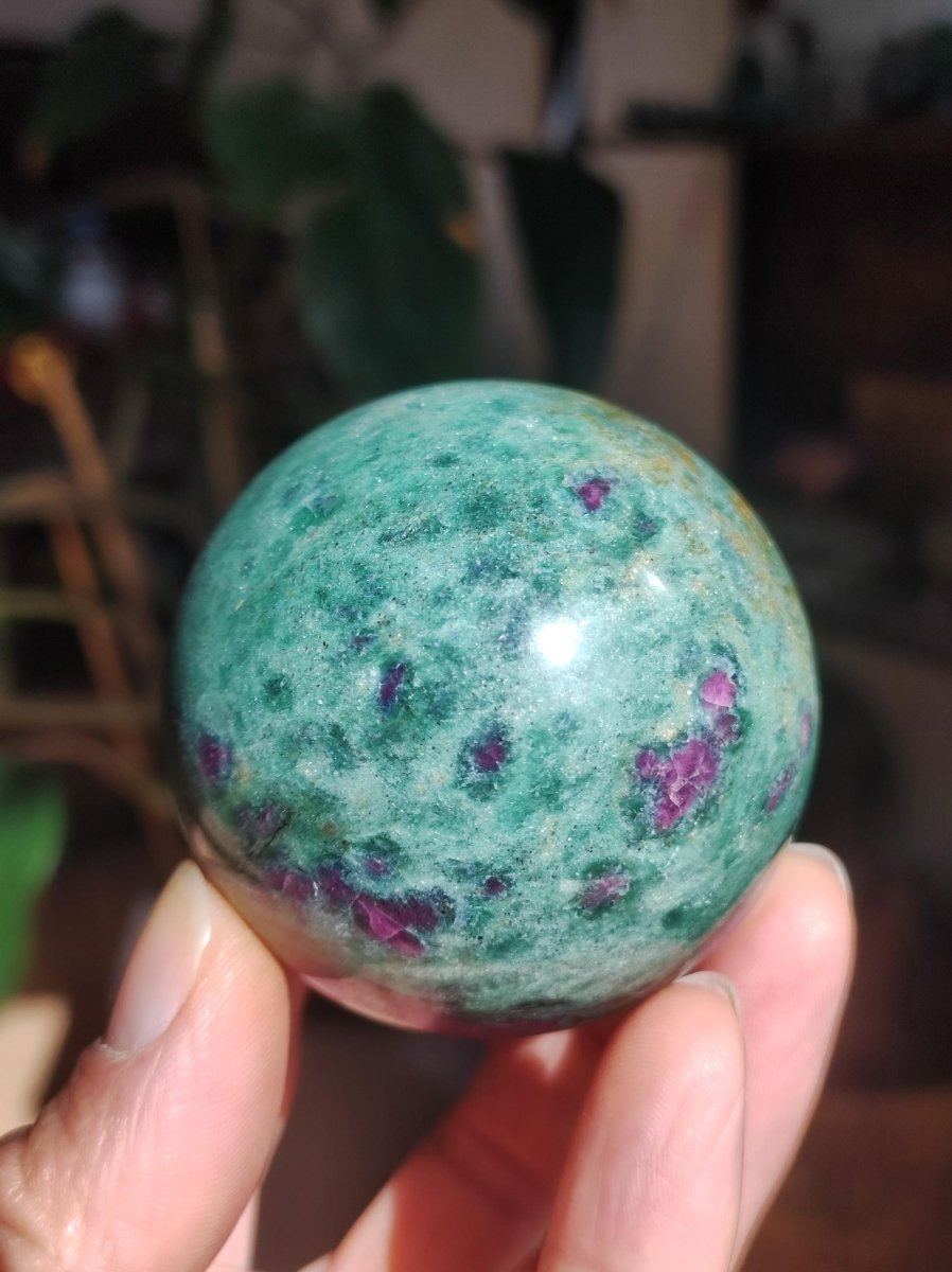 Rubin in Fuchsit - Edelstein Kugel grün rot Natur Heilstein Deko Sphere Sammler Wohn Natur Qualität Selten Rarität Geschenk Mann Frau Er Sie - Art of Nature Berlin