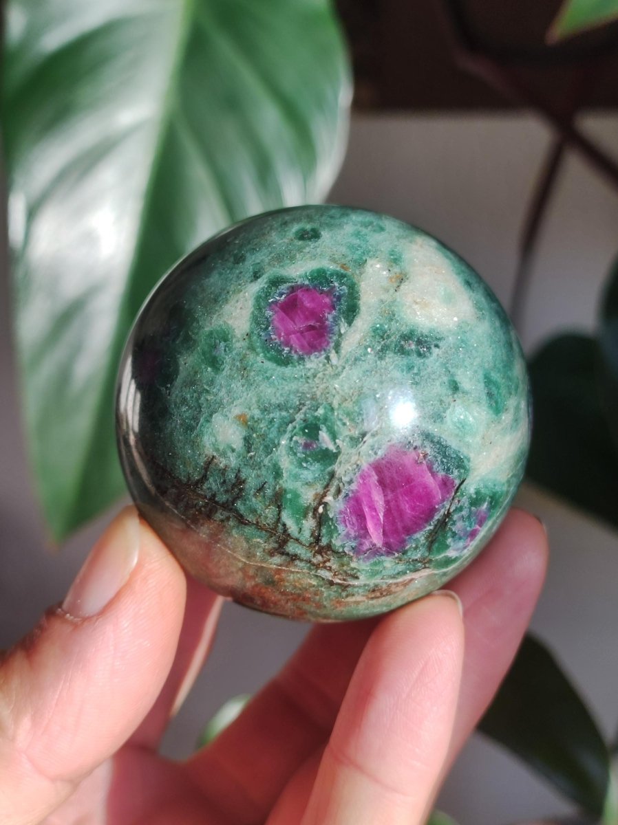 Rubin in Fuchsit - Edelstein Kugel grün rot Natur Heilstein Deko Sphere Sammler Wohn Natur Qualität Selten Rarität Geschenk Mann Frau Er Sie - Art of Nature Berlin