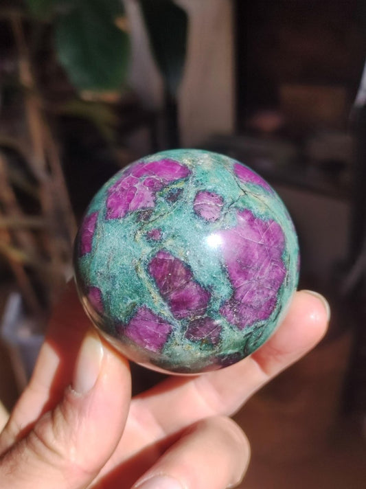 Rubin in Fuchsit - Edelstein Kugel grün rot Natur Heilstein Deko Sphere Sammler Wohn Natur Qualität Selten Rarität Geschenk Mann Frau Er Sie - Art of Nature Berlin