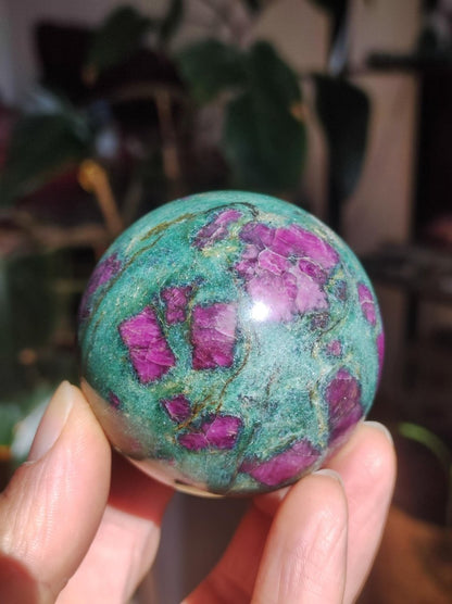 Rubin in Fuchsit - Edelstein Kugel grün rot Natur Heilstein Deko Sphere Sammler Wohn Natur Qualität Selten Rarität Geschenk Mann Frau Er Sie - Art of Nature Berlin