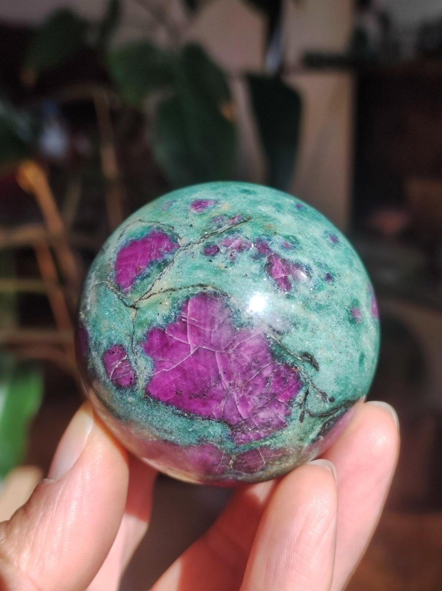 Rubin in Fuchsit - Edelstein Kugel grün rot Natur Heilstein Deko Sphere Sammler Wohn Natur Qualität Selten Rarität Geschenk Mann Frau Er Sie - Art of Nature Berlin