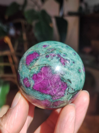 Rubin in Fuchsit - Edelstein Kugel grün rot Natur Heilstein Deko Sphere Sammler Wohn Natur Qualität Selten Rarität Geschenk Mann Frau Er Sie - Art of Nature Berlin