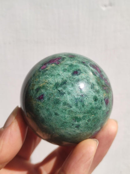 Rubin in Fuchsit - Edelstein Kugel grün rot Natur Heilstein Deko Sphere Sammler Wohn Natur Qualität Selten Rarität Geschenk Mann Frau Er Sie - Art of Nature Berlin