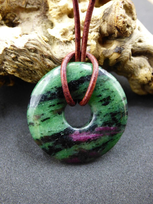 Rubin in Zoisit ~ Donut Edelstein Kette rot grün Natur Heilstein Mann Frau Glück Schutz HIPPIE GOA Boho Tibet Ethno Rarität Geschenk Er Sie - Art of Nature Berlin