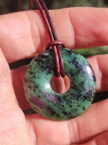 Rubin in Zoisit ~ Donut Edelstein Kette rot grün Natur Heilstein Mann Frau Glück Schutz HIPPIE GOA Boho Tibet Ethno Rarität Geschenk Er Sie - Art of Nature Berlin