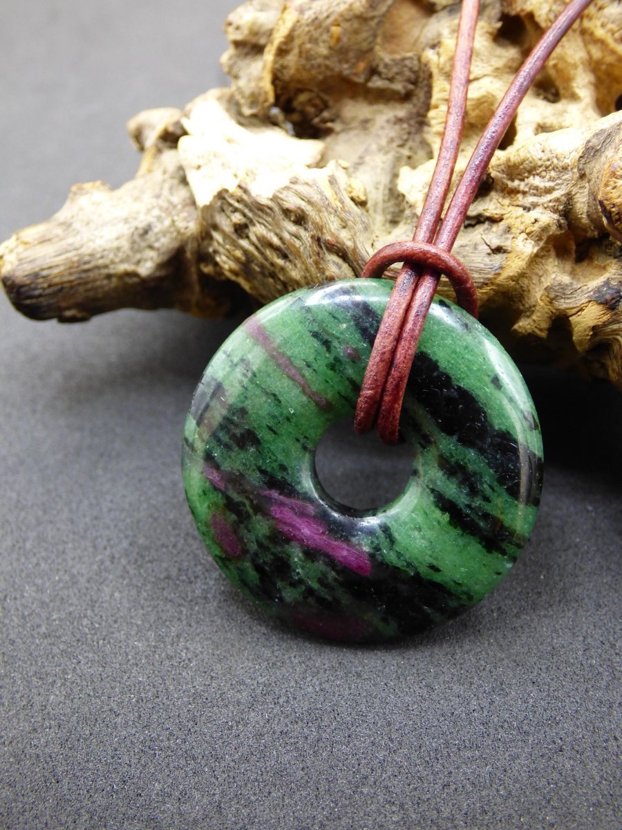 Rubin in Zoisit ~ Donut Edelstein Kette rot grün Natur Heilstein Mann Frau Glück Schutz HIPPIE GOA Boho Tibet Ethno Rarität Geschenk Er Sie - Art of Nature Berlin