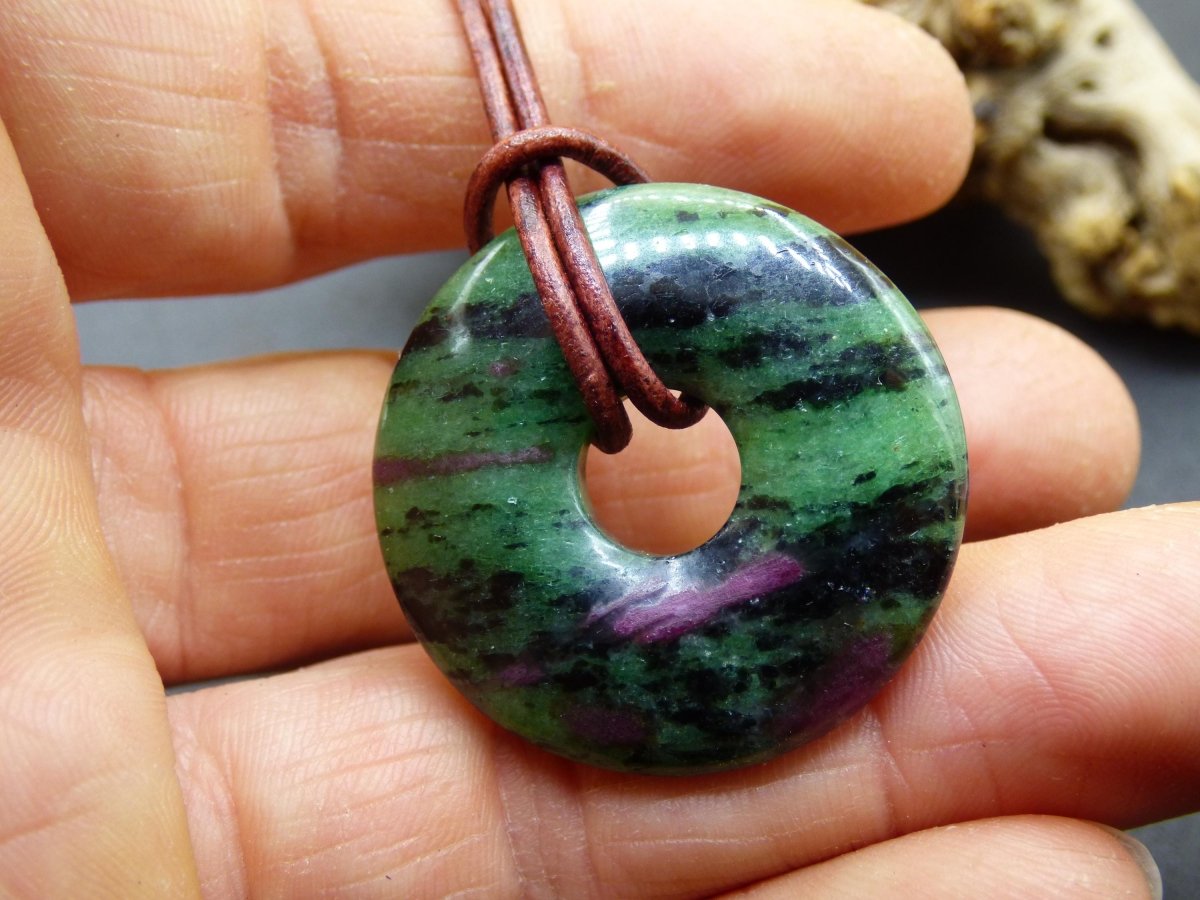 Rubin in Zoisit ~ Donut Edelstein Kette rot grün Natur Heilstein Mann Frau Glück Schutz HIPPIE GOA Boho Tibet Ethno Rarität Geschenk Er Sie - Art of Nature Berlin