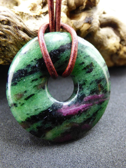 Rubin in Zoisit ~ Donut Edelstein Kette rot grün Natur Heilstein Mann Frau Glück Schutz HIPPIE GOA Boho Tibet Ethno Rarität Geschenk Er Sie - Art of Nature Berlin