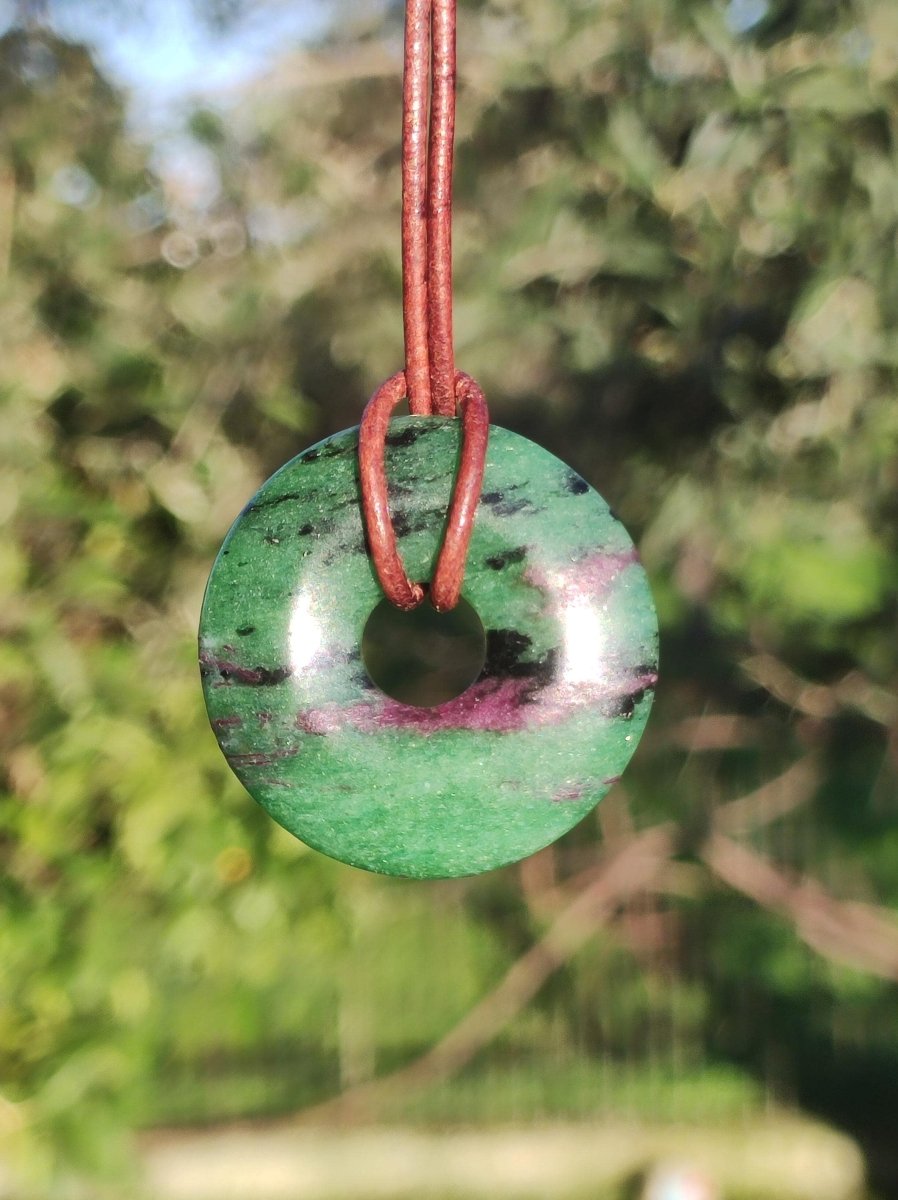 Rubin in Zoisit ~ Donut Edelstein Kette rot grün Natur Heilstein Mann Frau Glück Schutz HIPPIE GOA Boho Tibet Ethno Rarität Geschenk Er Sie - Art of Nature Berlin