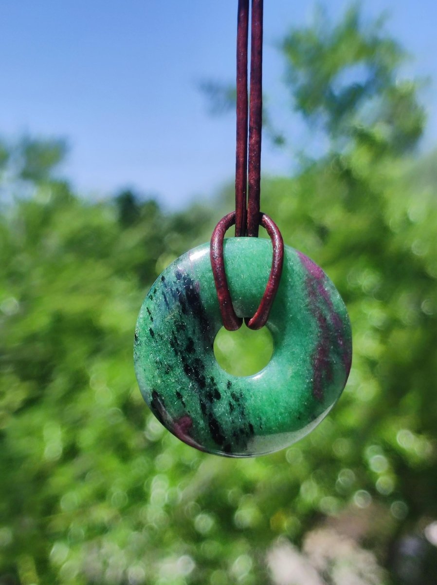 Rubin in Zoisit ~ Donut Edelstein Kette rot grün Natur Heilstein Mann Frau Glück Schutz HIPPIE GOA Boho Tibet Ethno Rarität Geschenk Er Sie - Art of Nature Berlin