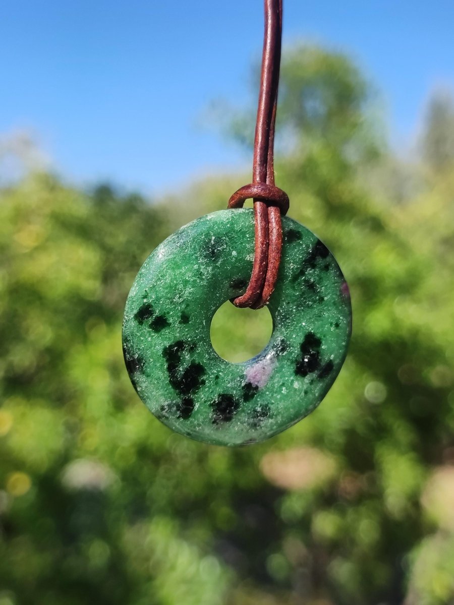 Rubin in Zoisit ~ Donut Edelstein Kette rot grün Natur Heilstein Mann Frau Glück Schutz HIPPIE GOA Boho Tibet Ethno Rarität Geschenk Er Sie - Art of Nature Berlin