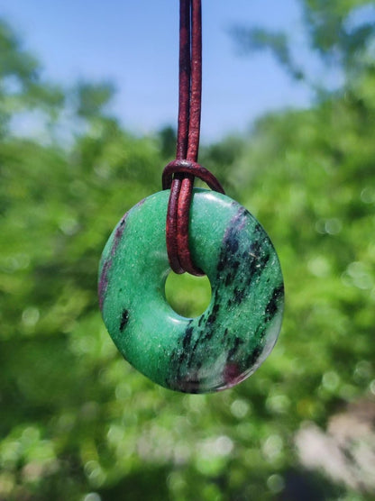 Rubin in Zoisit ~ Donut Edelstein Kette rot grün Natur Heilstein Mann Frau Glück Schutz HIPPIE GOA Boho Tibet Ethno Rarität Geschenk Er Sie - Art of Nature Berlin