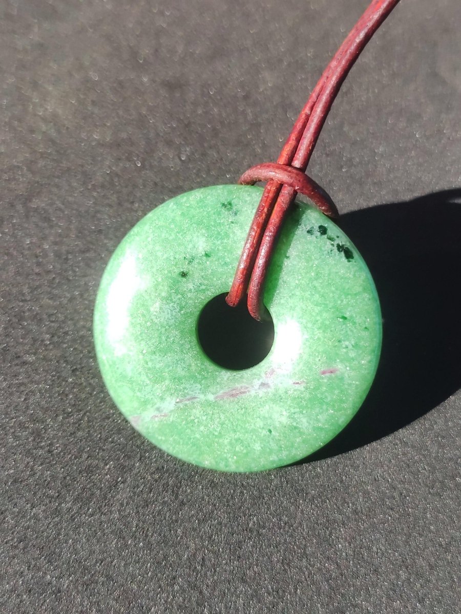 Rubin in Zoisit ~ Donut Edelstein Kette rot grün Natur Heilstein Mann Frau Glück Schutz HIPPIE GOA Boho Tibet Ethno Rarität Geschenk Er Sie - Art of Nature Berlin