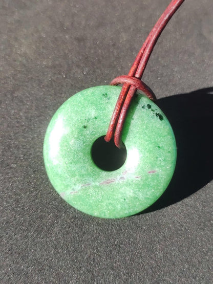 Rubin in Zoisit ~ Donut Edelstein Kette rot grün Natur Heilstein Mann Frau Glück Schutz HIPPIE GOA Boho Tibet Ethno Rarität Geschenk Er Sie - Art of Nature Berlin