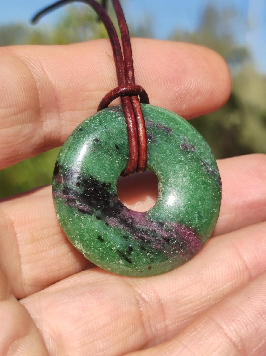 Rubin in Zoisit ~ Donut Edelstein Kette rot grün Natur Heilstein Mann Frau Glück Schutz HIPPIE GOA Boho Tibet Ethno Rarität Geschenk Er Sie - Art of Nature Berlin
