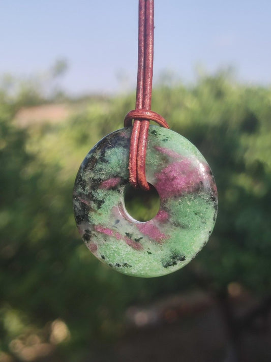 Rubin in Zoisit ~ Donut Edelstein Kette rot grün Natur Heilstein Mann Frau Glück Schutz HIPPIE GOA Boho Tibet Ethno Rarität Geschenk Er Sie - Art of Nature Berlin