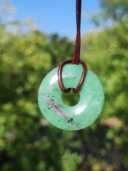 Rubin in Zoisit ~ Donut Edelstein Kette rot grün Natur Heilstein Mann Frau Glück Schutz HIPPIE GOA Boho Tibet Ethno Rarität Geschenk Er Sie - Art of Nature Berlin