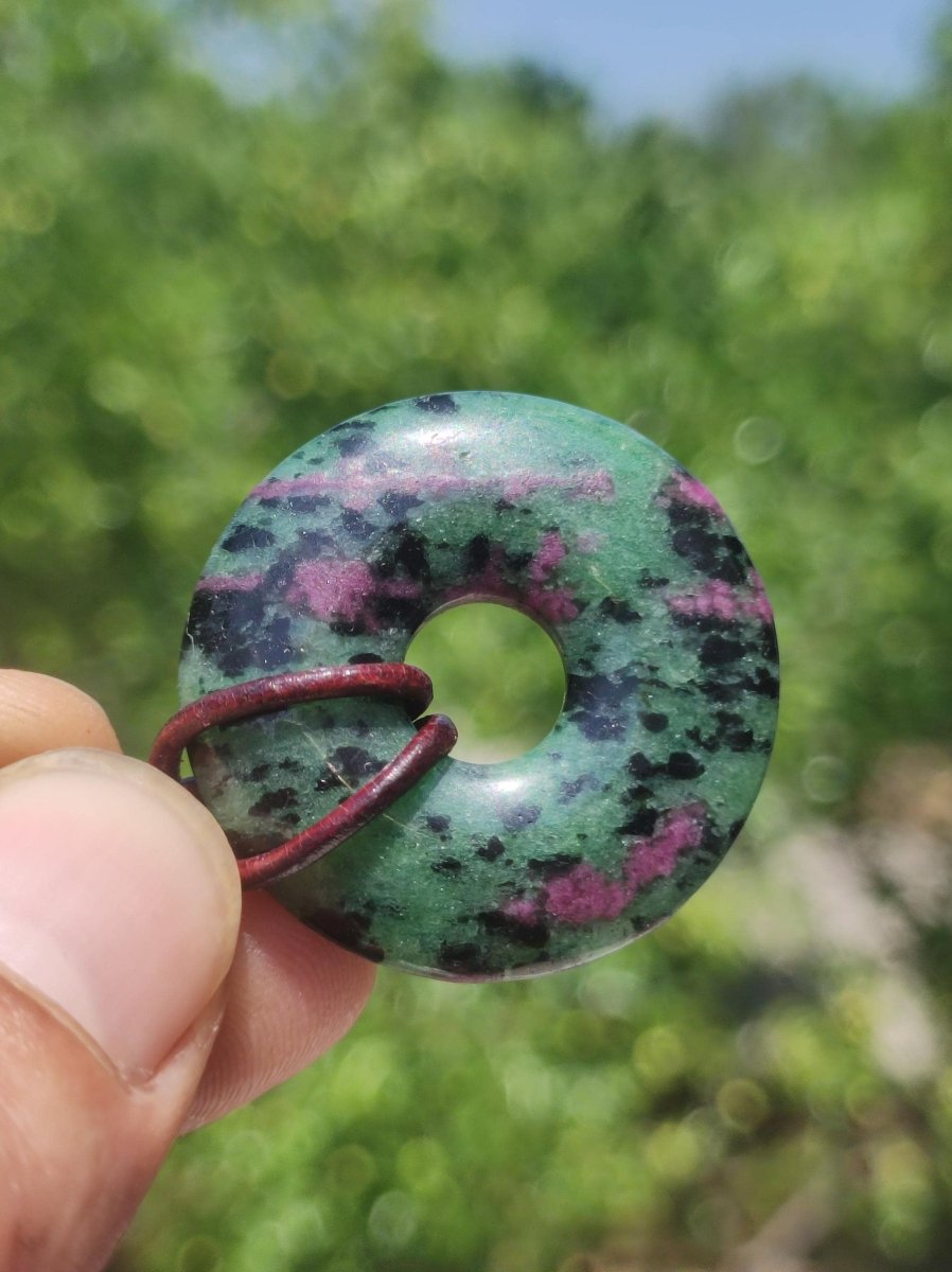 Rubin in Zoisit ~ Donut Edelstein Kette rot grün Natur Heilstein Mann Frau Glück Schutz HIPPIE GOA Boho Tibet Ethno Rarität Geschenk Er Sie - Art of Nature Berlin