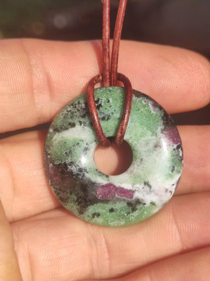 Rubin in Zoisit ~ Donut Edelstein Kette rot grün Natur Heilstein Mann Frau Glück Schutz HIPPIE GOA Boho Tibet Ethno Rarität Geschenk Er Sie - Art of Nature Berlin