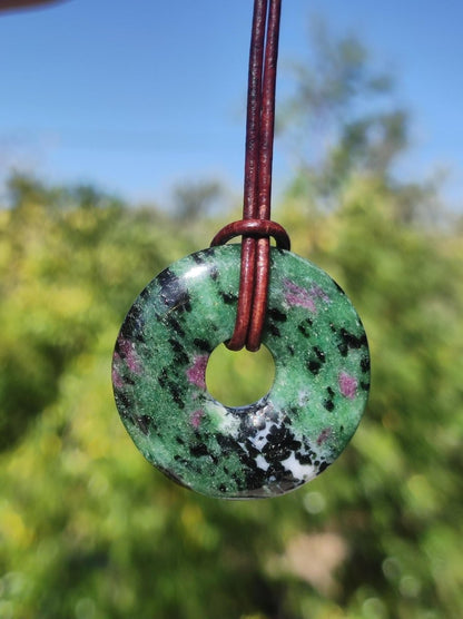 Rubin in Zoisit ~ Donut Edelstein Kette rot grün Natur Heilstein Mann Frau Glück Schutz HIPPIE GOA Boho Tibet Ethno Rarität Geschenk Er Sie - Art of Nature Berlin