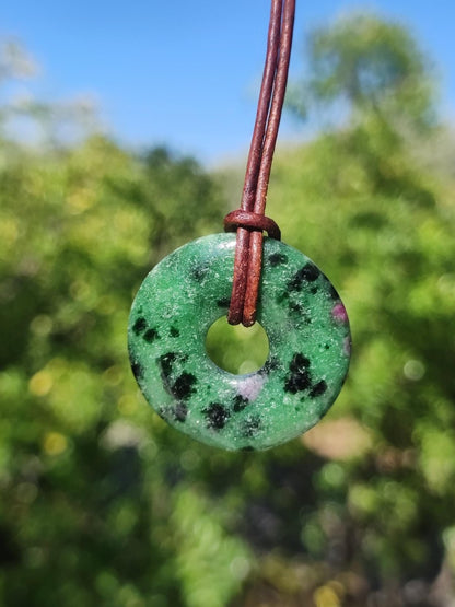 Rubin in Zoisit ~ Donut Edelstein Kette rot grün Natur Heilstein Mann Frau Glück Schutz HIPPIE GOA Boho Tibet Ethno Rarität Geschenk Er Sie - Art of Nature Berlin