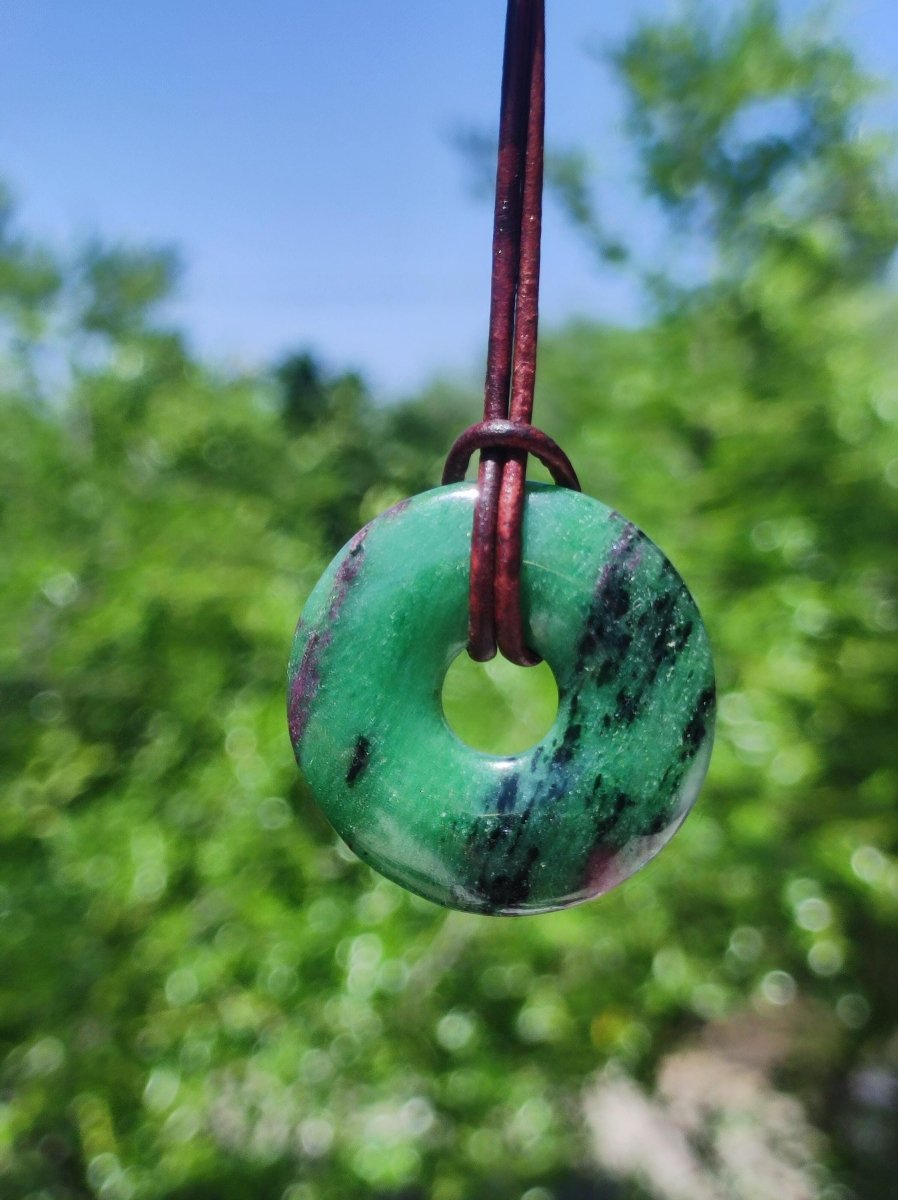 Rubin in Zoisit ~ Donut Edelstein Kette rot grün Natur Heilstein Mann Frau Glück Schutz HIPPIE GOA Boho Tibet Ethno Rarität Geschenk Er Sie - Art of Nature Berlin
