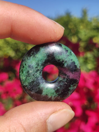 Rubin in Zoisit ~ Donut Edelstein Kette rot grün Natur Heilstein Mann Frau Glück Schutz HIPPIE GOA Boho Tibet Ethno Rarität Geschenk Er Sie - Art of Nature Berlin