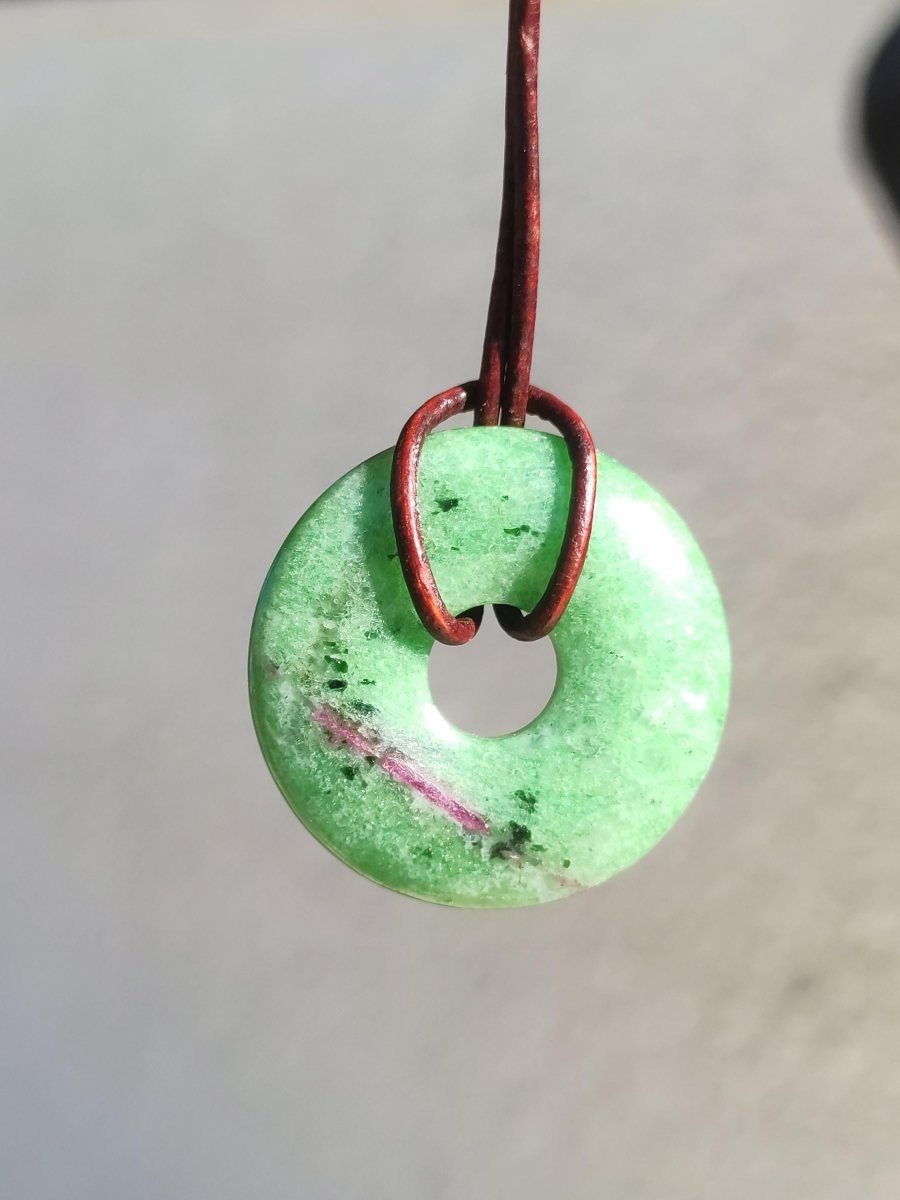 Rubin in Zoisit ~ Donut Edelstein Kette rot grün Natur Heilstein Mann Frau Glück Schutz HIPPIE GOA Boho Tibet Ethno Rarität Geschenk Er Sie - Art of Nature Berlin