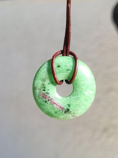 Rubin in Zoisit ~ Donut Edelstein Kette rot grün Natur Heilstein Mann Frau Glück Schutz HIPPIE GOA Boho Tibet Ethno Rarität Geschenk Er Sie - Art of Nature Berlin